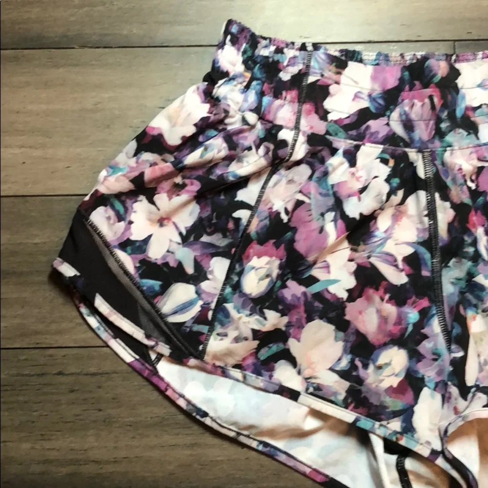 Lululemon Hotty hot short 2 2.5” - Picture 2 of 12